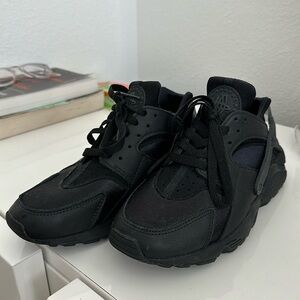 Black Nike Huarache 7.5
